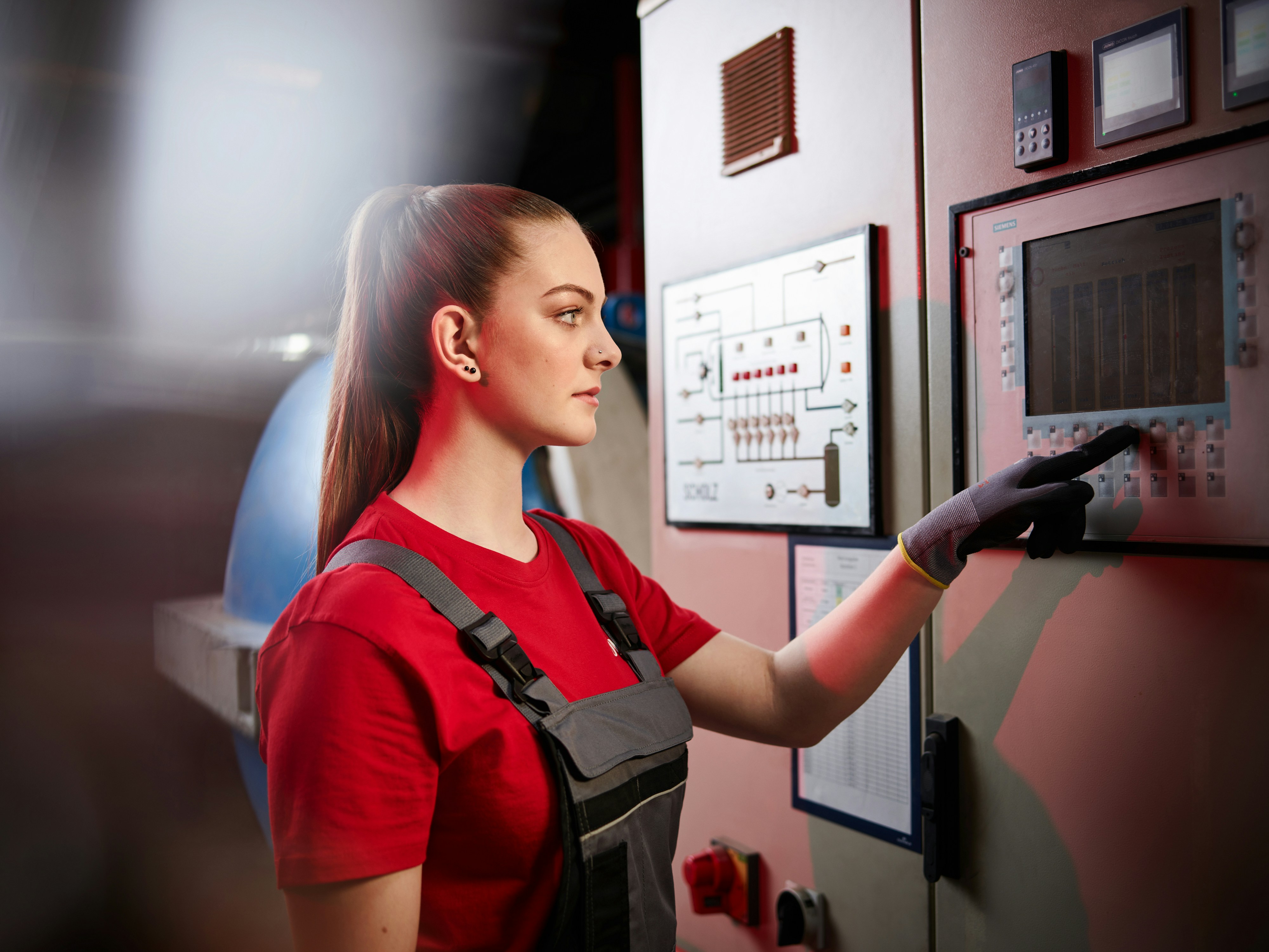 DMH Lehrling arbeitet an Maschine